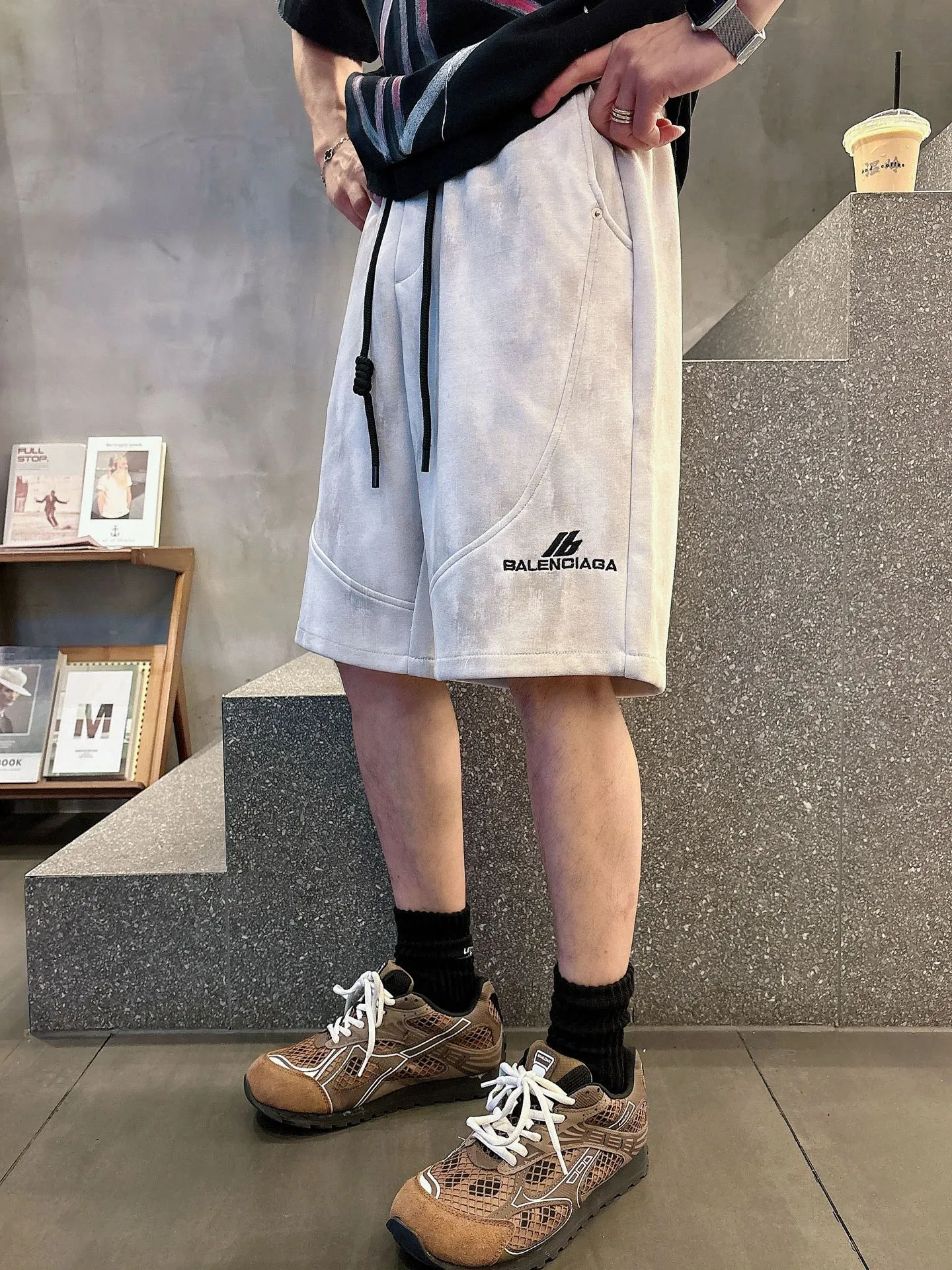 Balenciaga's three-standard complete 2026 summer New Arrival men's casual shorts, advanced custom-made Breathable fabric, Breathable fabric, extremely stretchy and comfortable, impeccable details, top-grade accessories, original logo design concept, delicate and soft feel! The upper body fit is awesome! Size: M-XXXL Please state your height and weight when ordering